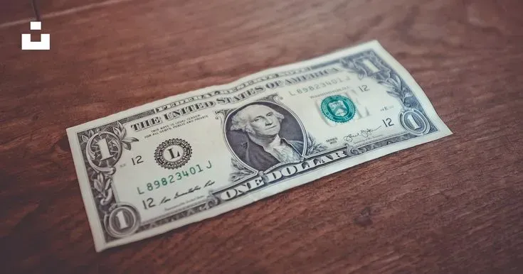 Couple discutant budget avec calme, teintes sable et prunes.